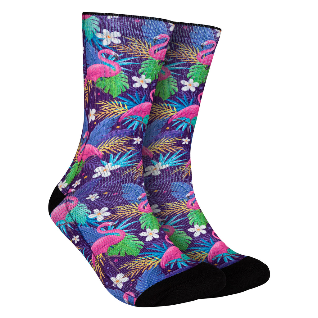 Calcetines morados con estampado de flamencos rosas y plantas, perfectos para un estilo elegante y tropical.
