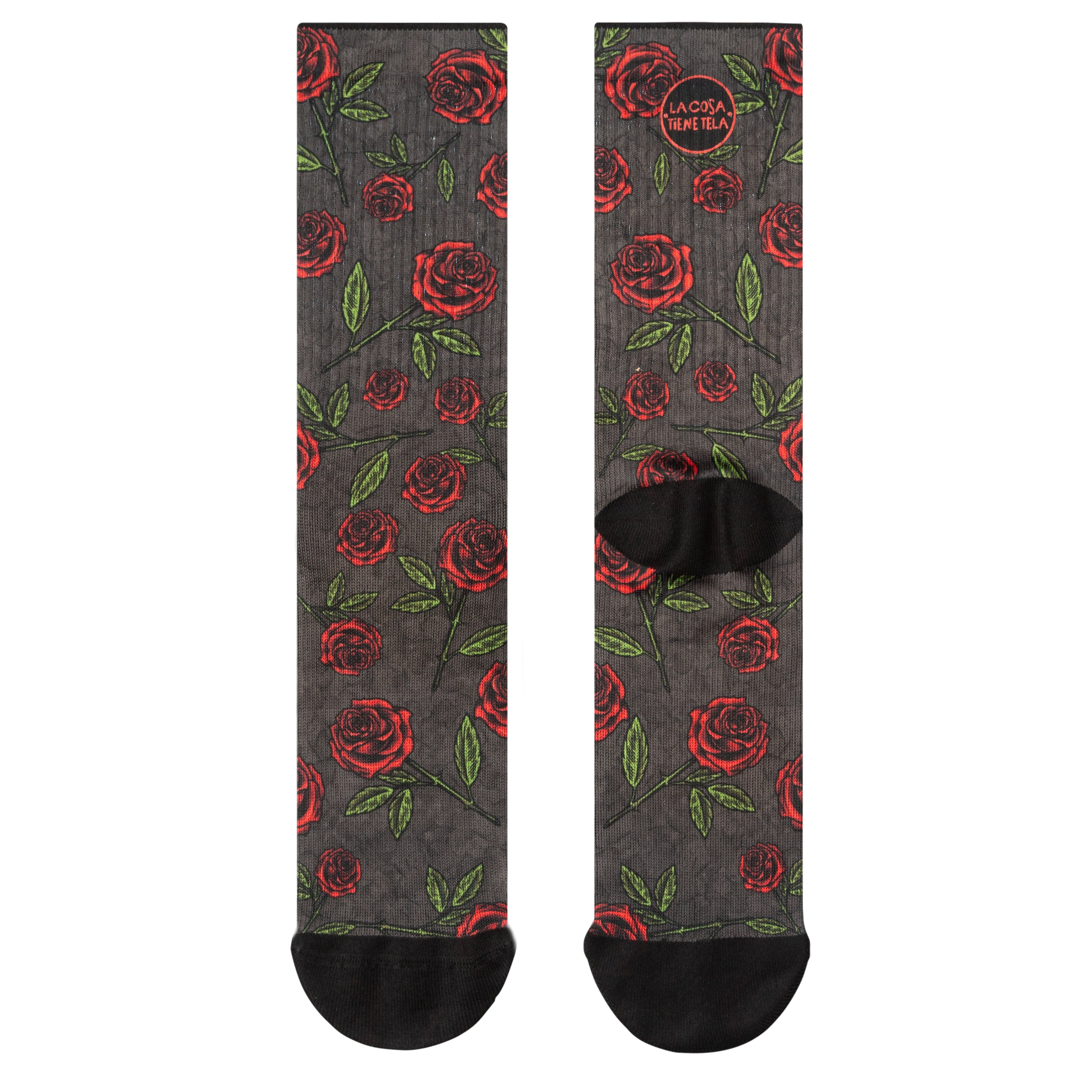 Parte delantera y trasera de los calcetines negros con estampado de rosas rojas, aportando un toque romántico y elegante a tu atuendo.