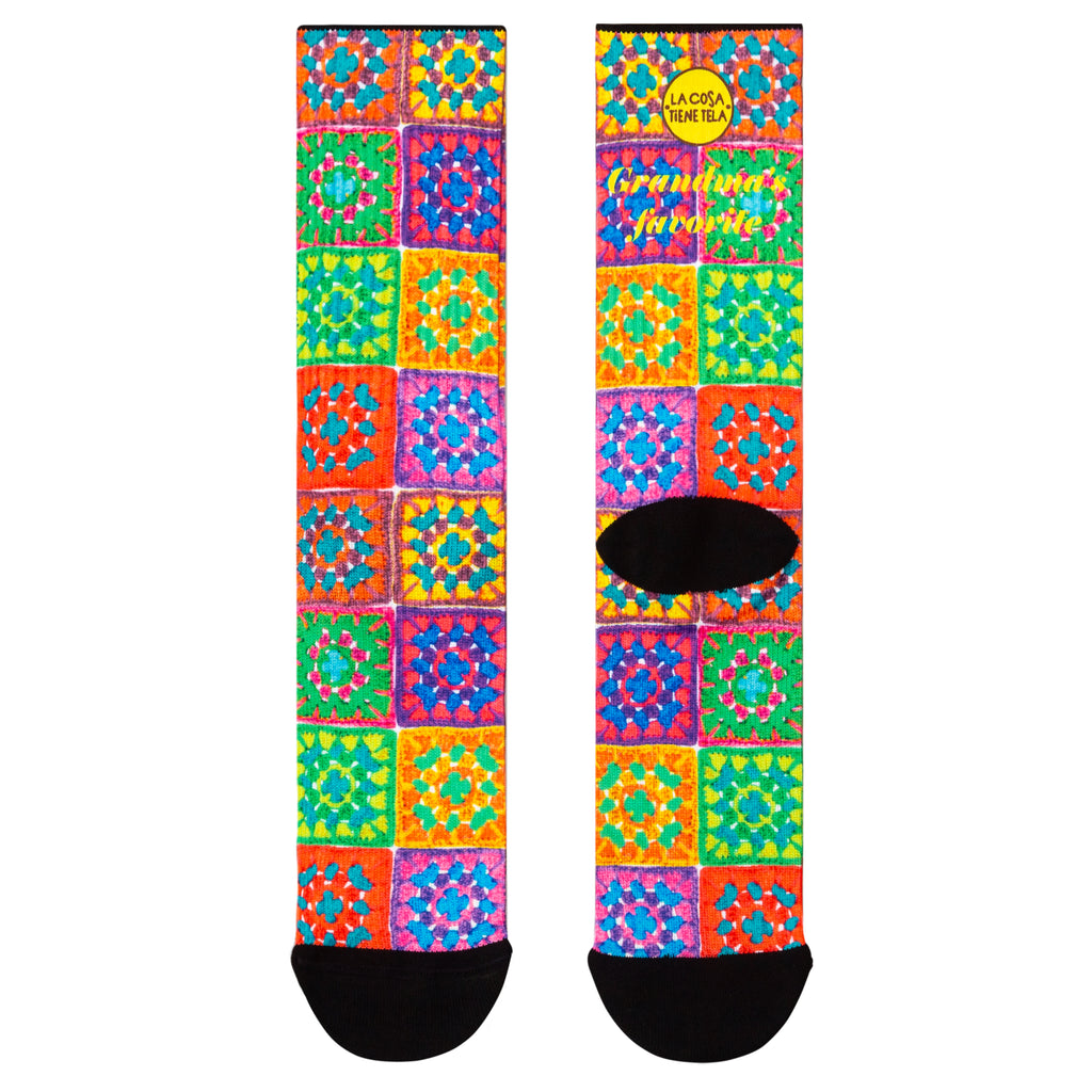 Parte delantera y trasera de los calcetines con diseño clásico y cómodo al estilo de abuela, perfectos para el día a día.