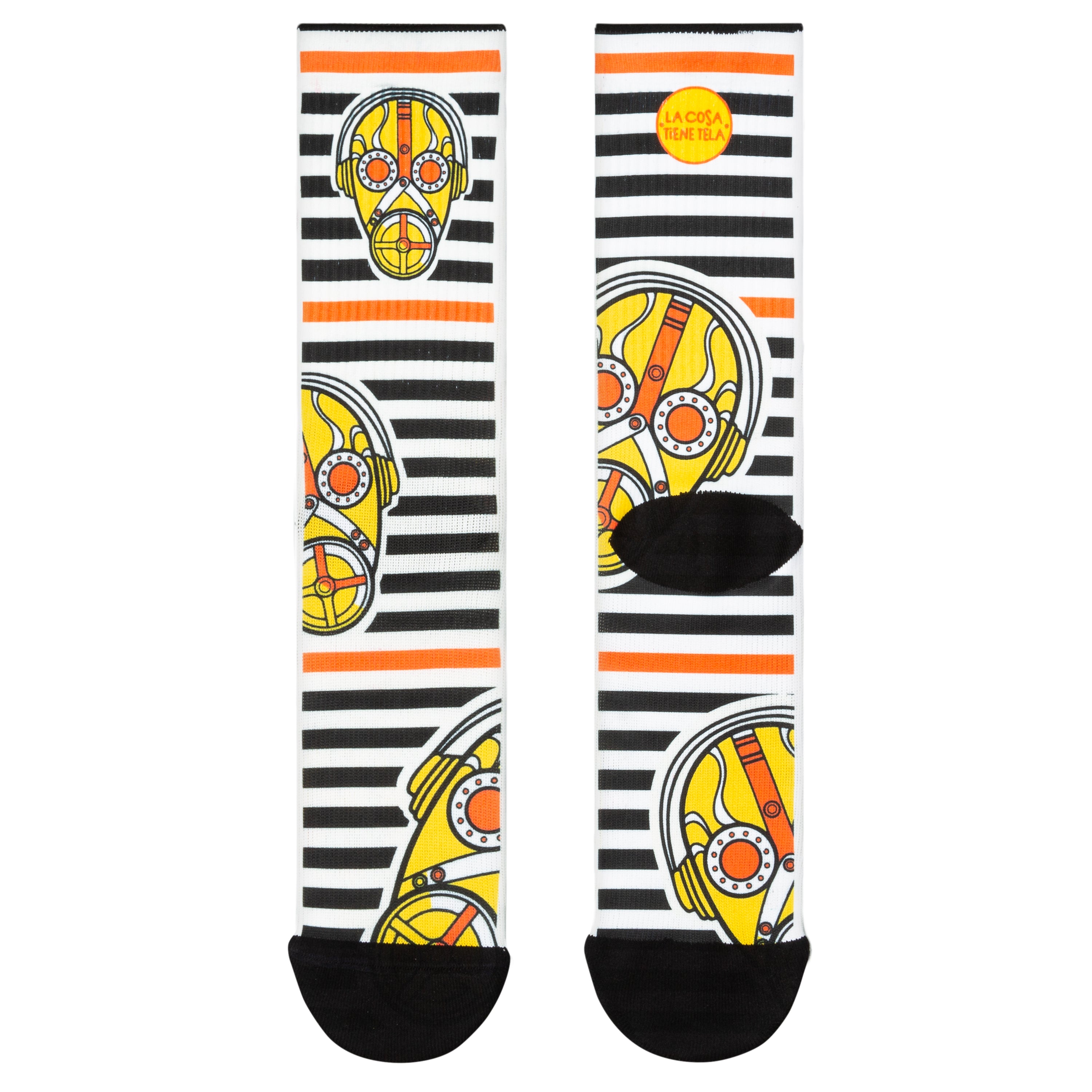 Parte delantera y trasera de los calcetines blancos con líneas negras y naranjas con un diseño de estampados de máscara de gas amarillas con toques naranjas y blancos, aportando un toque edgy y alternativo a tu vestimenta.
