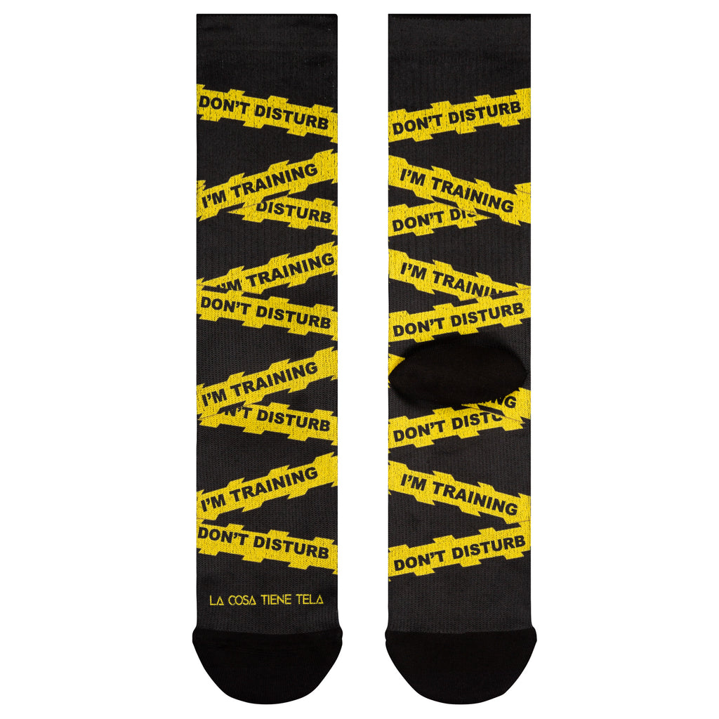 Parte delantera y trasera de los calcetines negros con la frase "Do Not Disturb" en todo el calcetín, perfectos para relajarse con estilo.