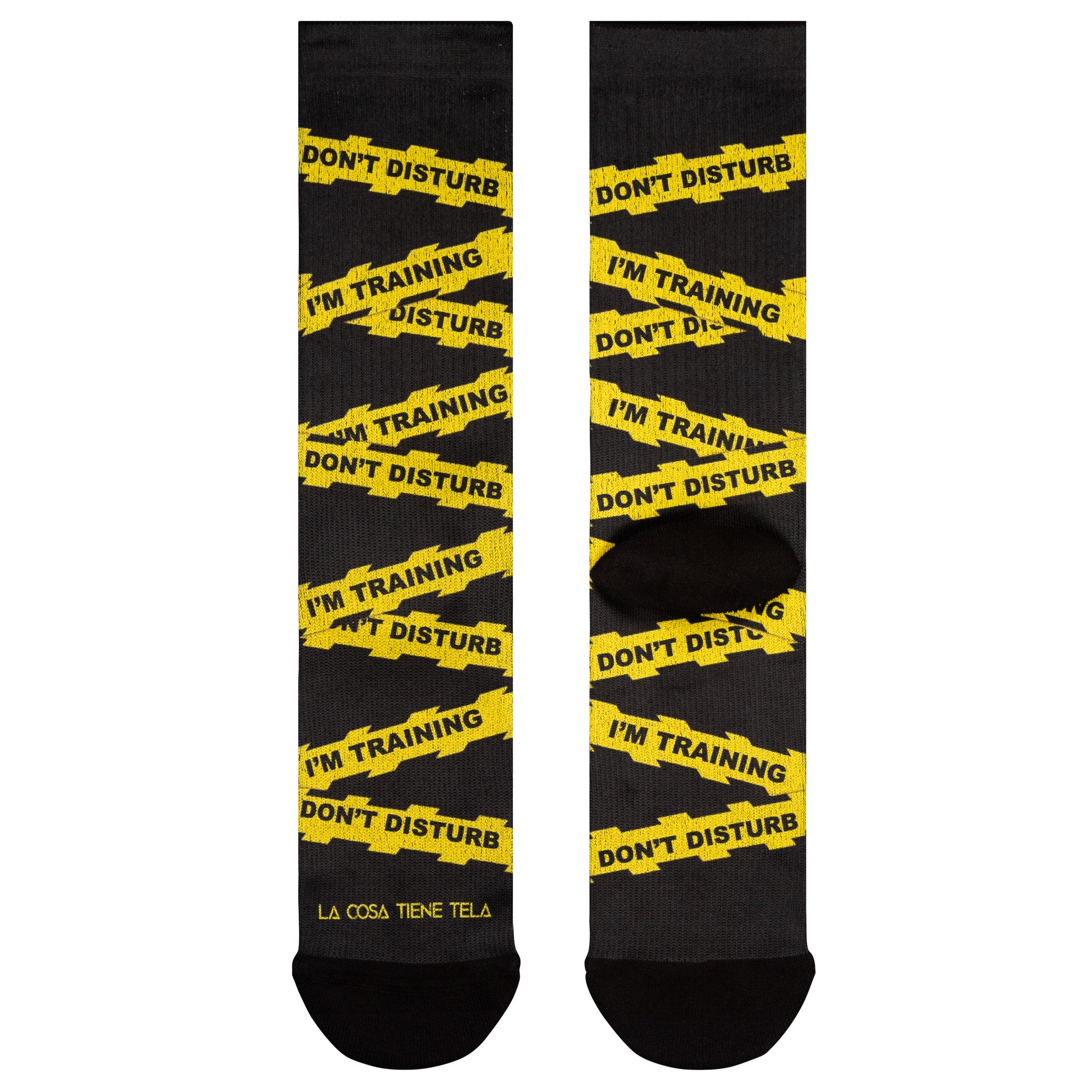 Parte delantera y trasera de los calcetines negros con la frase "Do Not Disturb" en todo el calcetín, perfectos para relajarse con estilo.