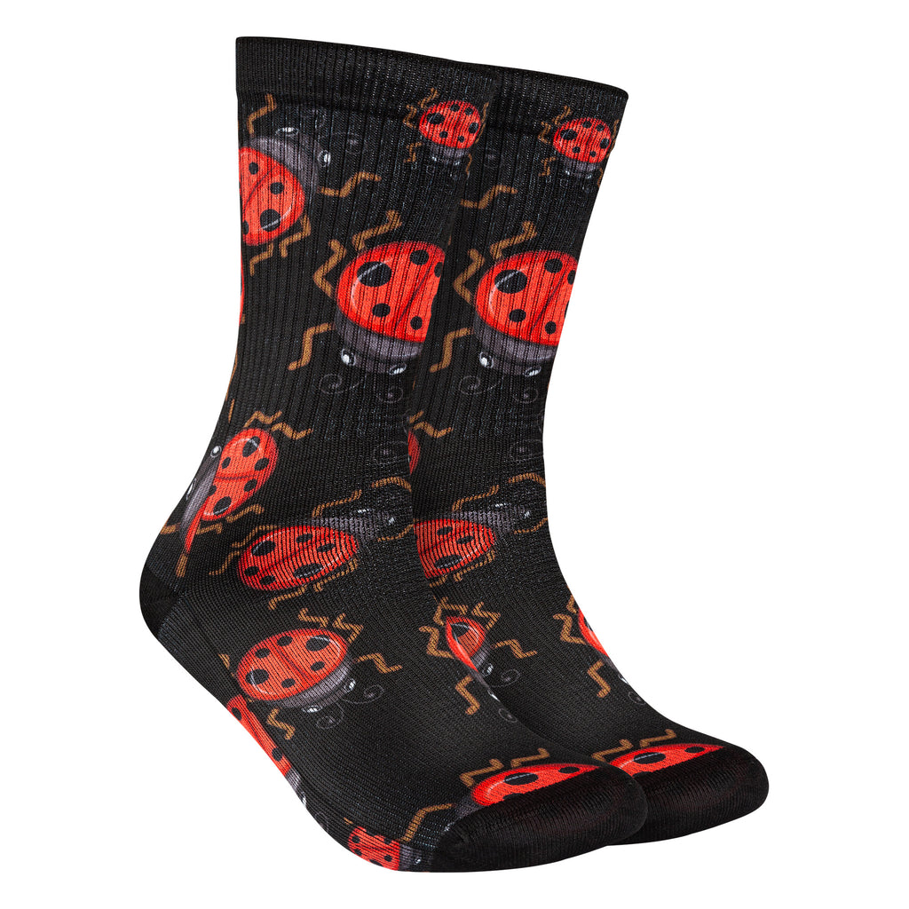 Calcetines negros con estampado de mariquitas rojas, aportando un toque delicado y natural a tu estilo.