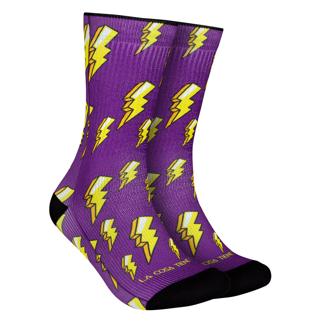 Calcetines morados con diseño de rayos amarillos, ideales para un estilo eléctrico y audaz.