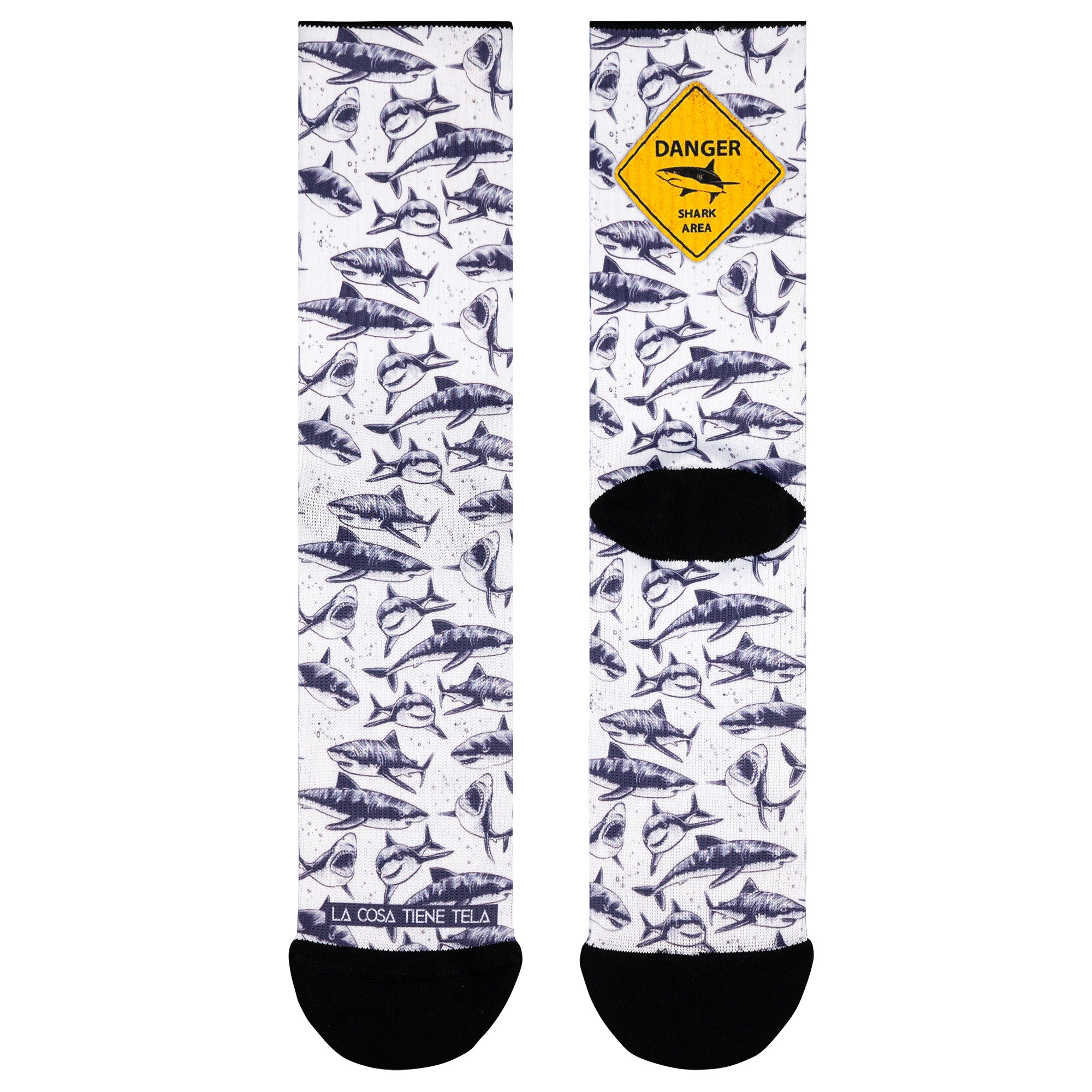 Parte delantera y trasera de los calcetines blancos con estampados de tiburón en tonos grises/negros, ideales para los amantes de la vida marina y aquellos que buscan un toque audaz en su vestimenta.
